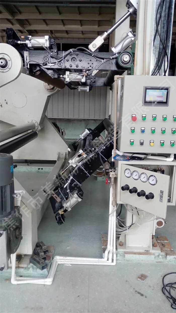 Double automatic paper receiving and breaking knife