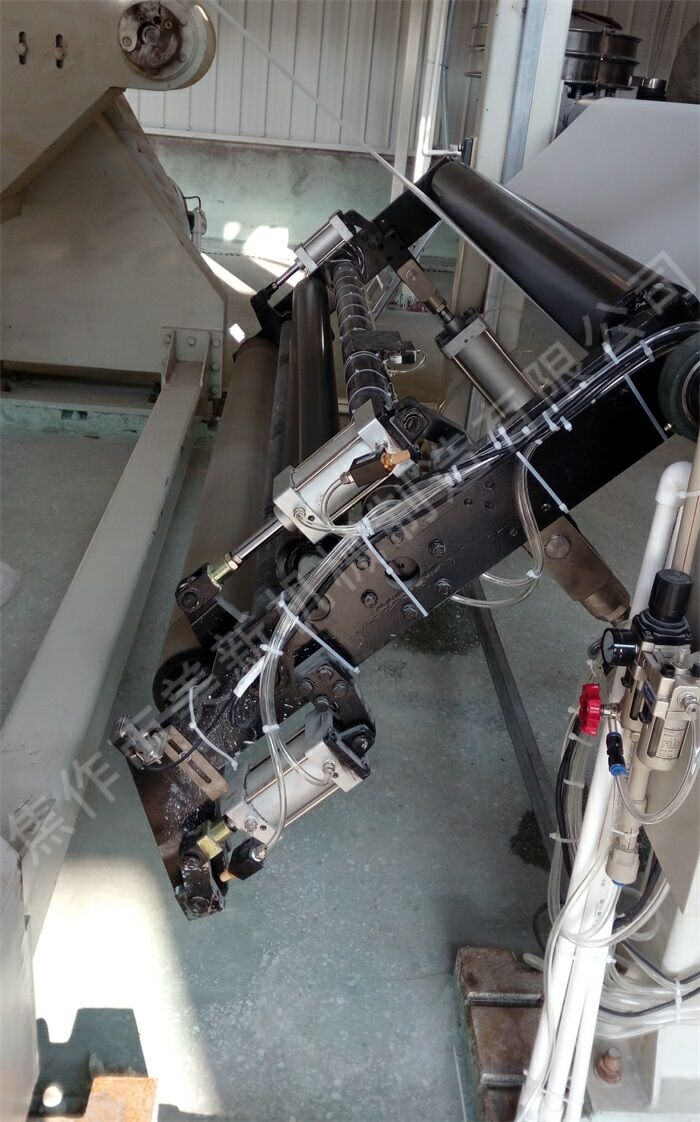 Single automatic paper receiving and breaking knife