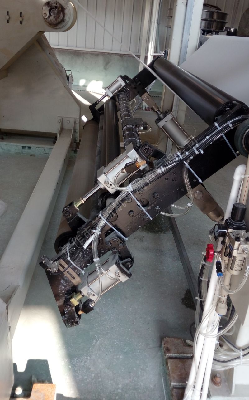 Single automatic paper receiving and breaking knife